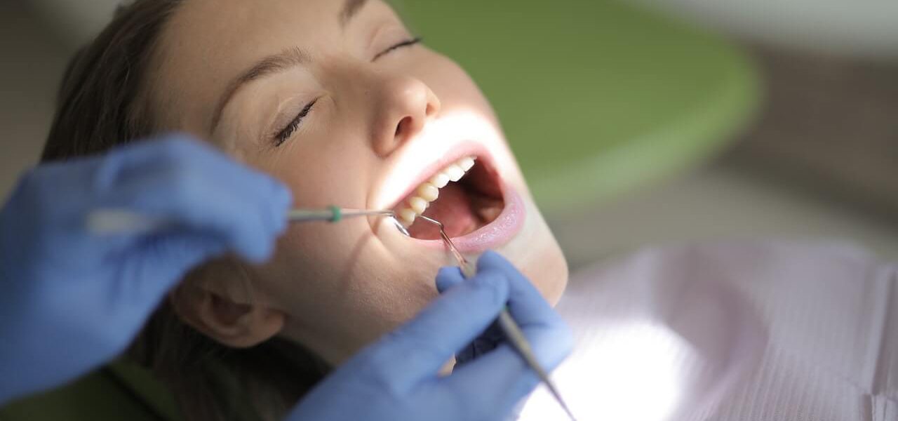 Odsłonięte szyjki zębowe - objawy