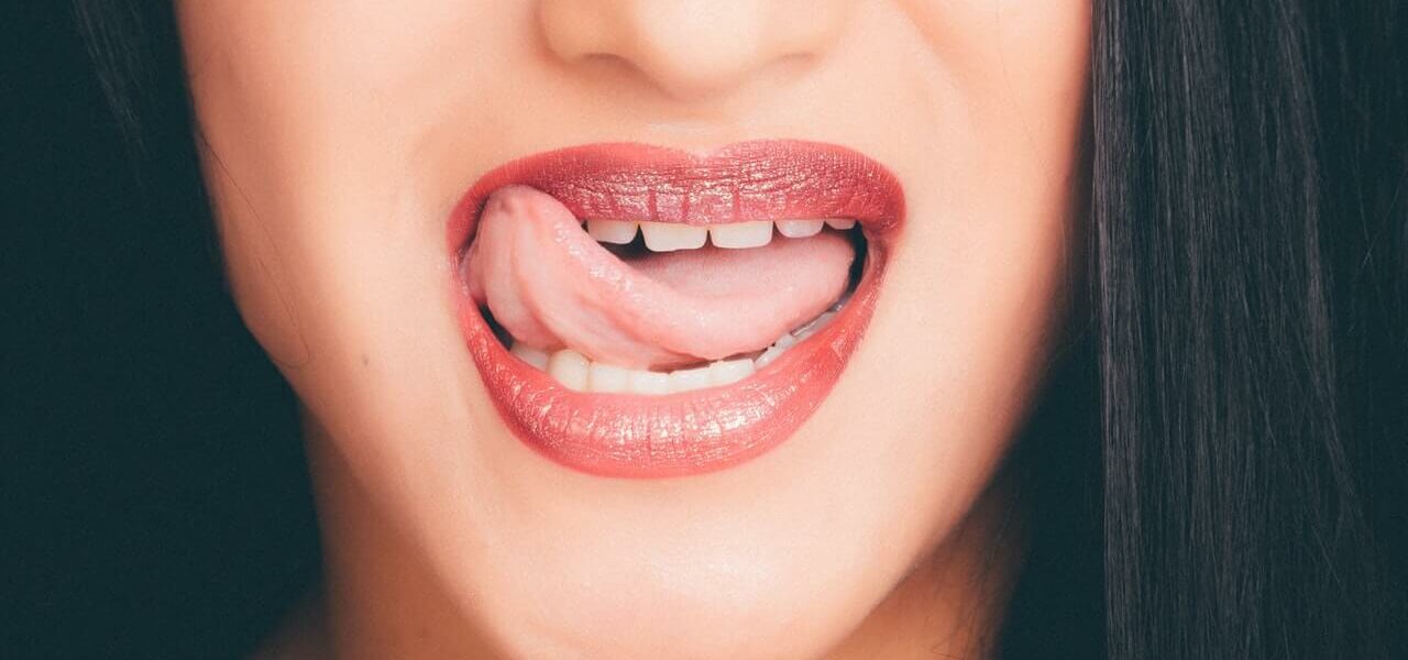 Jak usunąć brązowy nalot na języku?