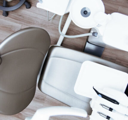 Jak założyć wyciągi ortodontyczne?